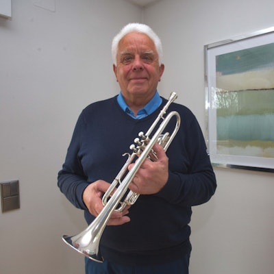 Der Musiker Heinz Rehring mit seiner Trompete.
