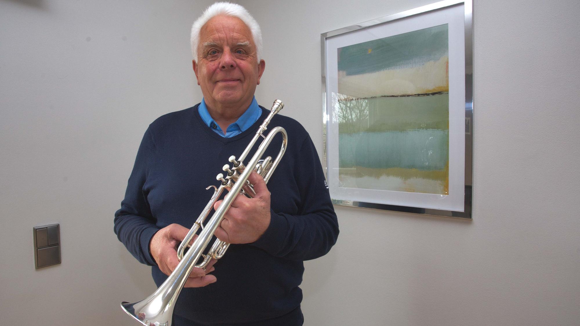 Der Musiker Heinz Rehring mit seiner Trompete.