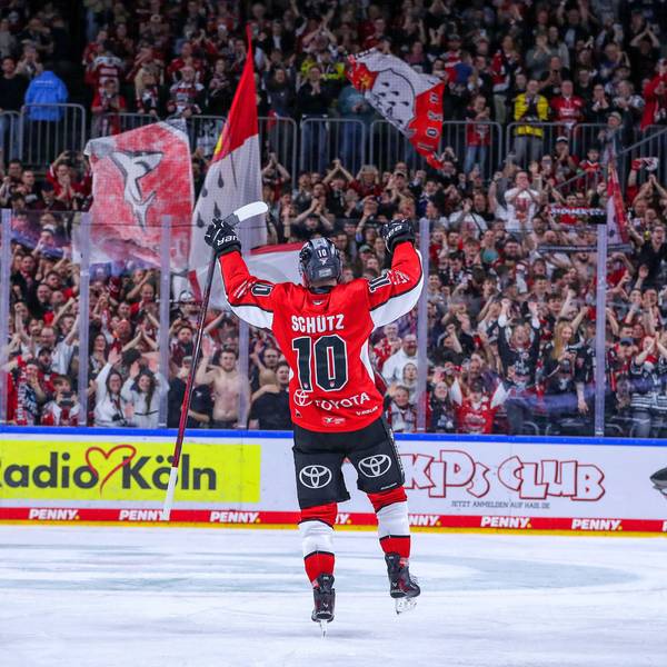 Auf dem Bild zu sehen ist KEC-Siegtorschütze Justin Schütz. Durch dessen Treffer zogen die Kölner Haie erstmals seit 2014 wieder ins Finale um die Meisterschaft ein.