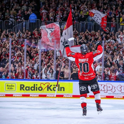 Auf dem Bild zu sehen ist KEC-Siegtorschütze Justin Schütz. Durch dessen Treffer zogen die Kölner Haie erstmals seit 2014 wieder ins Finale um die Meisterschaft ein.