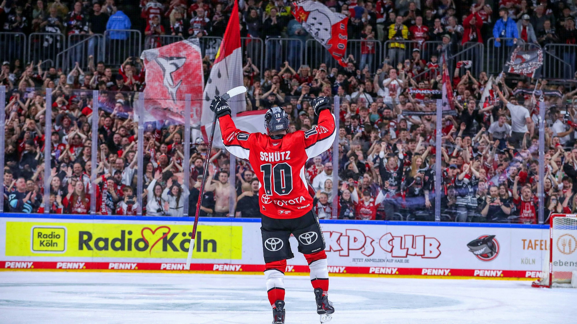 Auf dem Bild zu sehen ist KEC-Siegtorschütze Justin Schütz. Durch dessen Treffer zogen die Kölner Haie erstmals seit 2014 wieder ins Finale um die Meisterschaft ein.