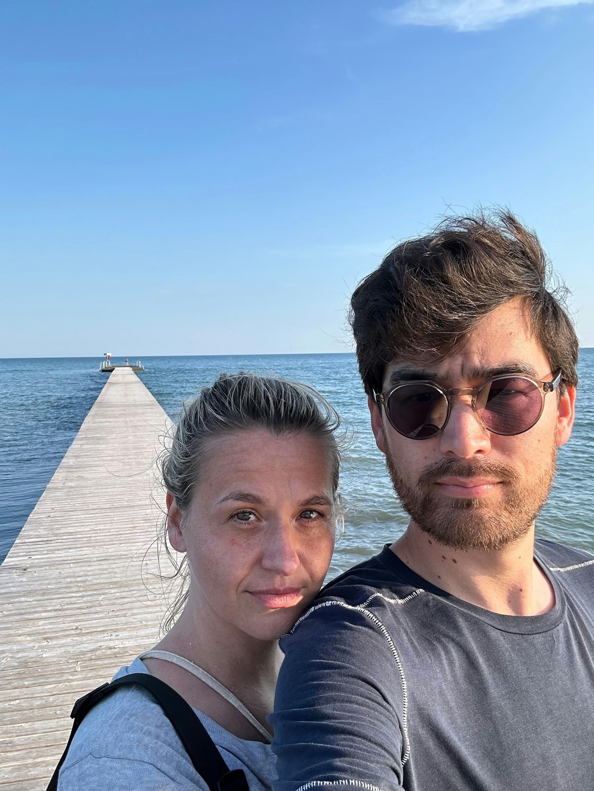 Yannic Han Biao Federer und seine Freundin Charlotte stehen vor einem Steg aufs offene Meer.