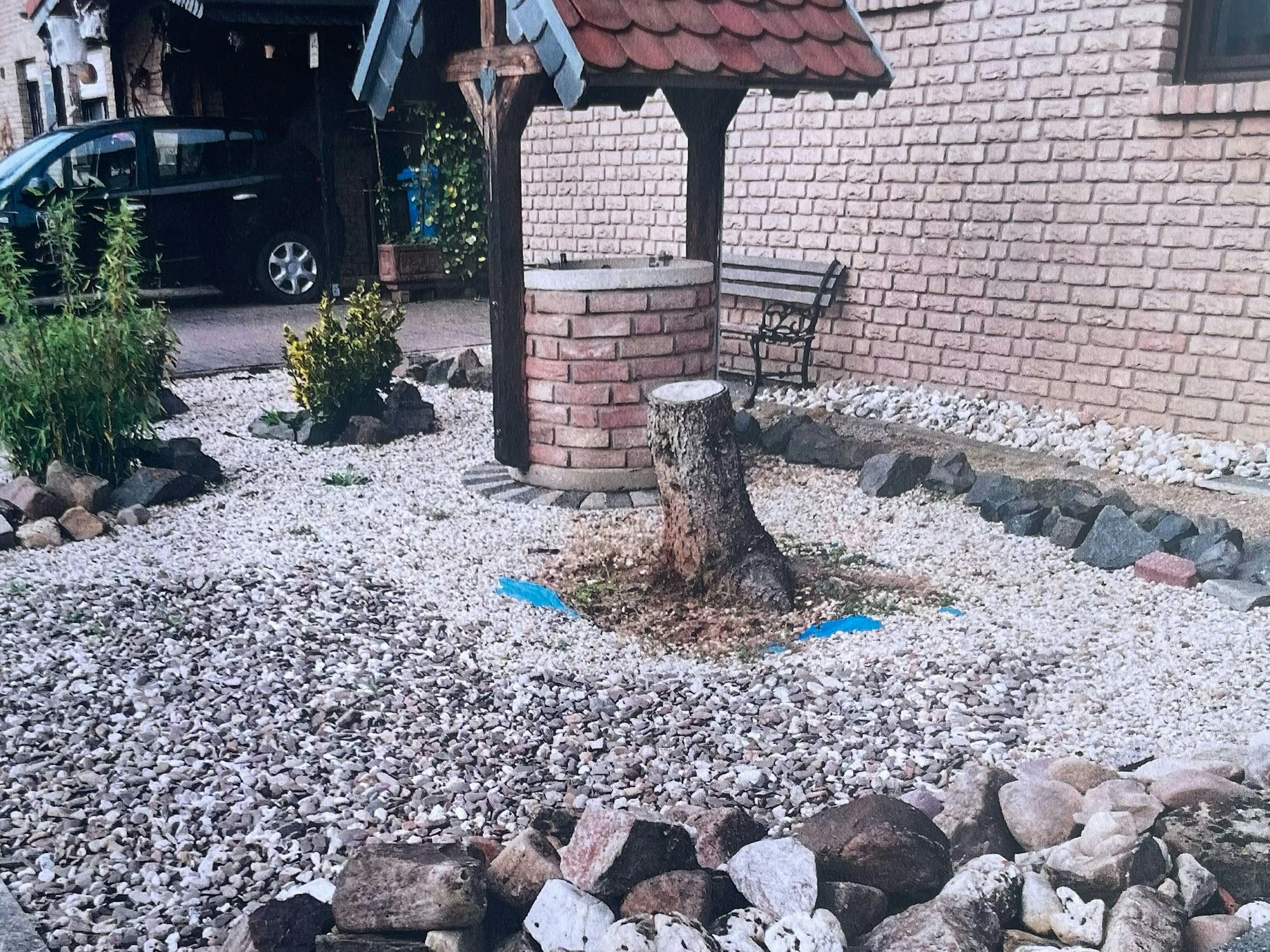 Das Bild zeigt einen Vorgarten, der von Steinen dominiert wird. Grün ist kaum zu sehen.