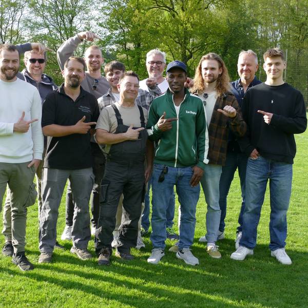 Die Spieler des SV Birlinghoven setzen sich besonders für Abdou Diallo ein.