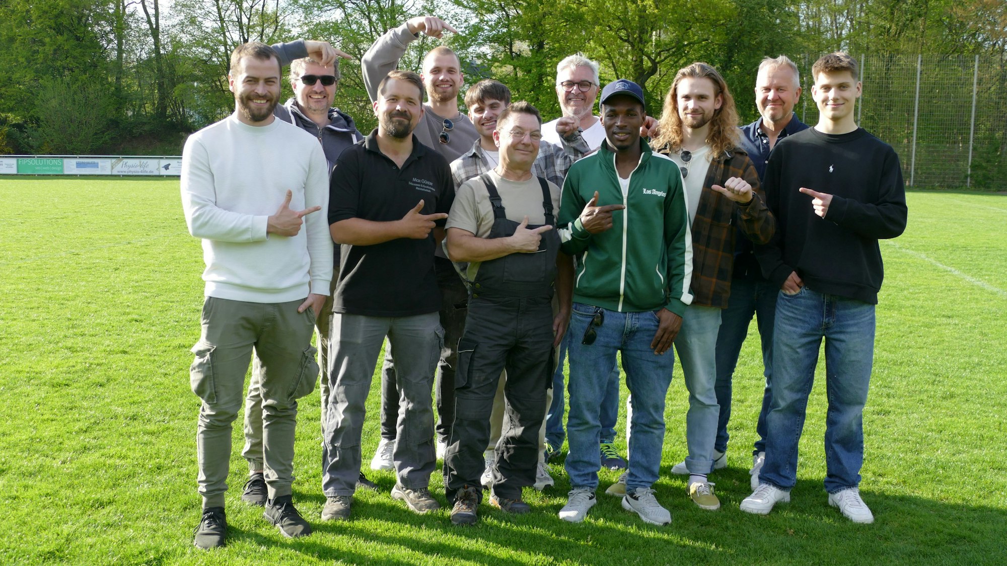 Die Spieler des SV Birlinghoven setzen sich besonders für Abdou Diallo ein.