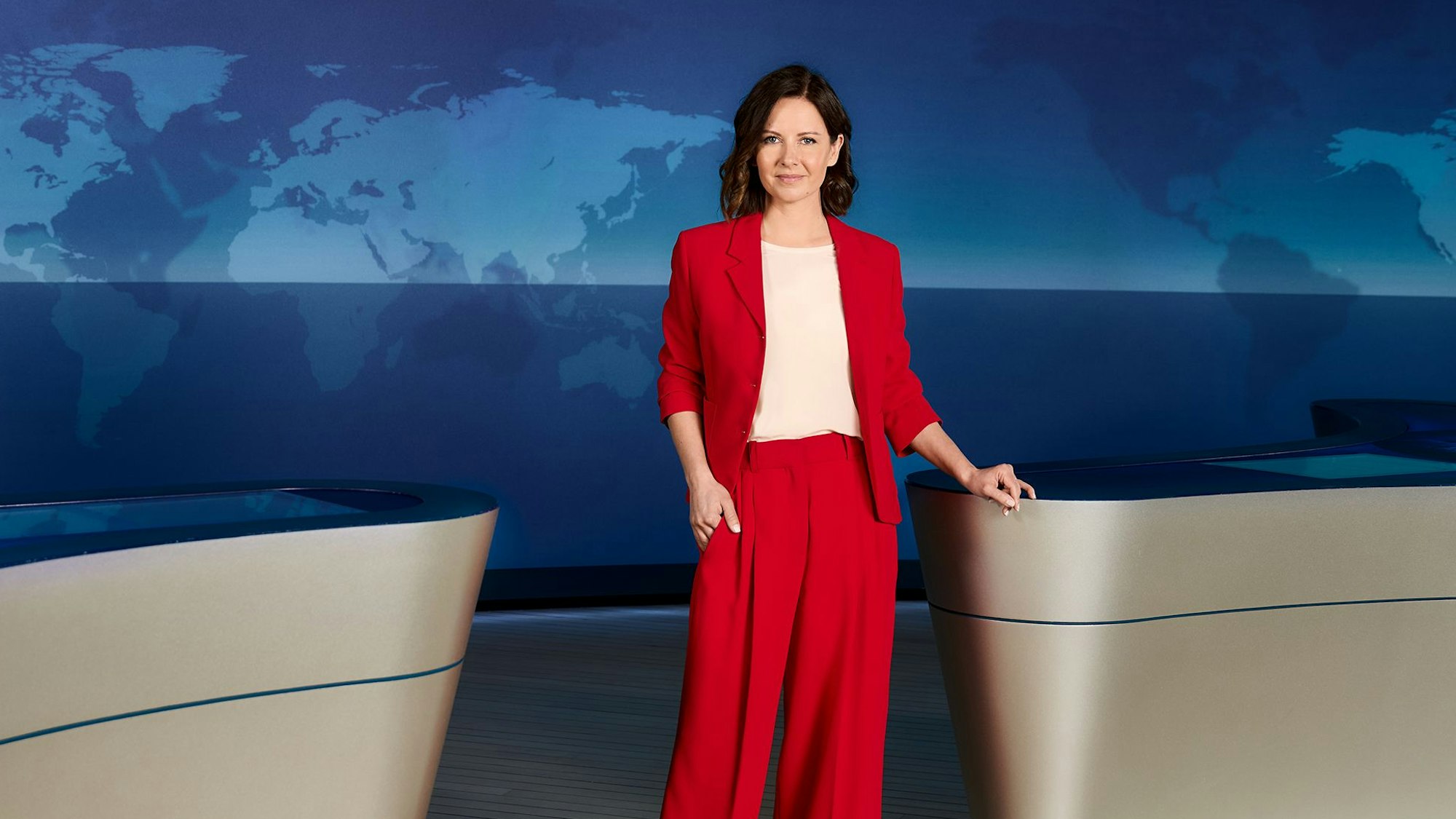 Die neue 20-Uhr-"Tagesschau"-Sprecherin Romy Hiller steht im Studio.