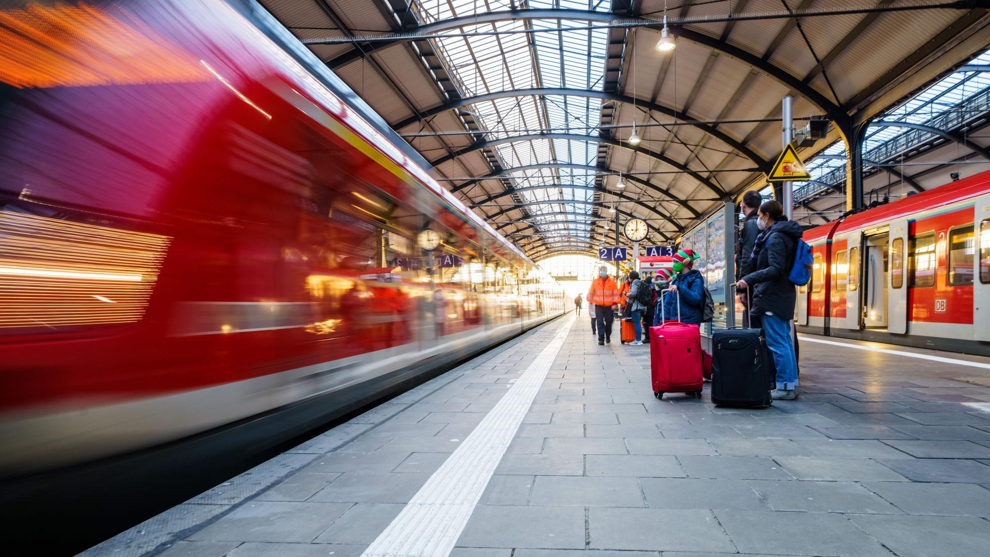 Fahrgäste warten auf dem Bahnsteig.