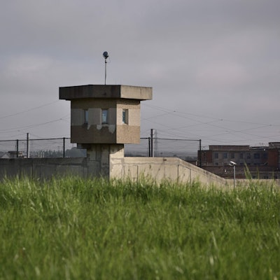 ARCHIV - 13.04.2017, Frankreich, Villepinte: Archivfoto vom 13. April 2017 zeigt das Gefängnis von Villepinte (Seine-Saint-Denis). Auf mehrere Gefängnisse in Frankreich sind in der Nacht Brandanschläge und Angriffe mit Schusswaffen verübt worden. Foto: Philippe Lopez/AFP/dpa +++ dpa-Bildfunk +++
