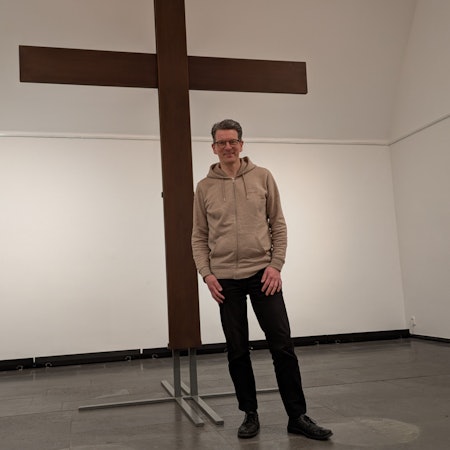 Pfarrer Detlev Prößdorf in der Wiesdorfer Christuskirche.