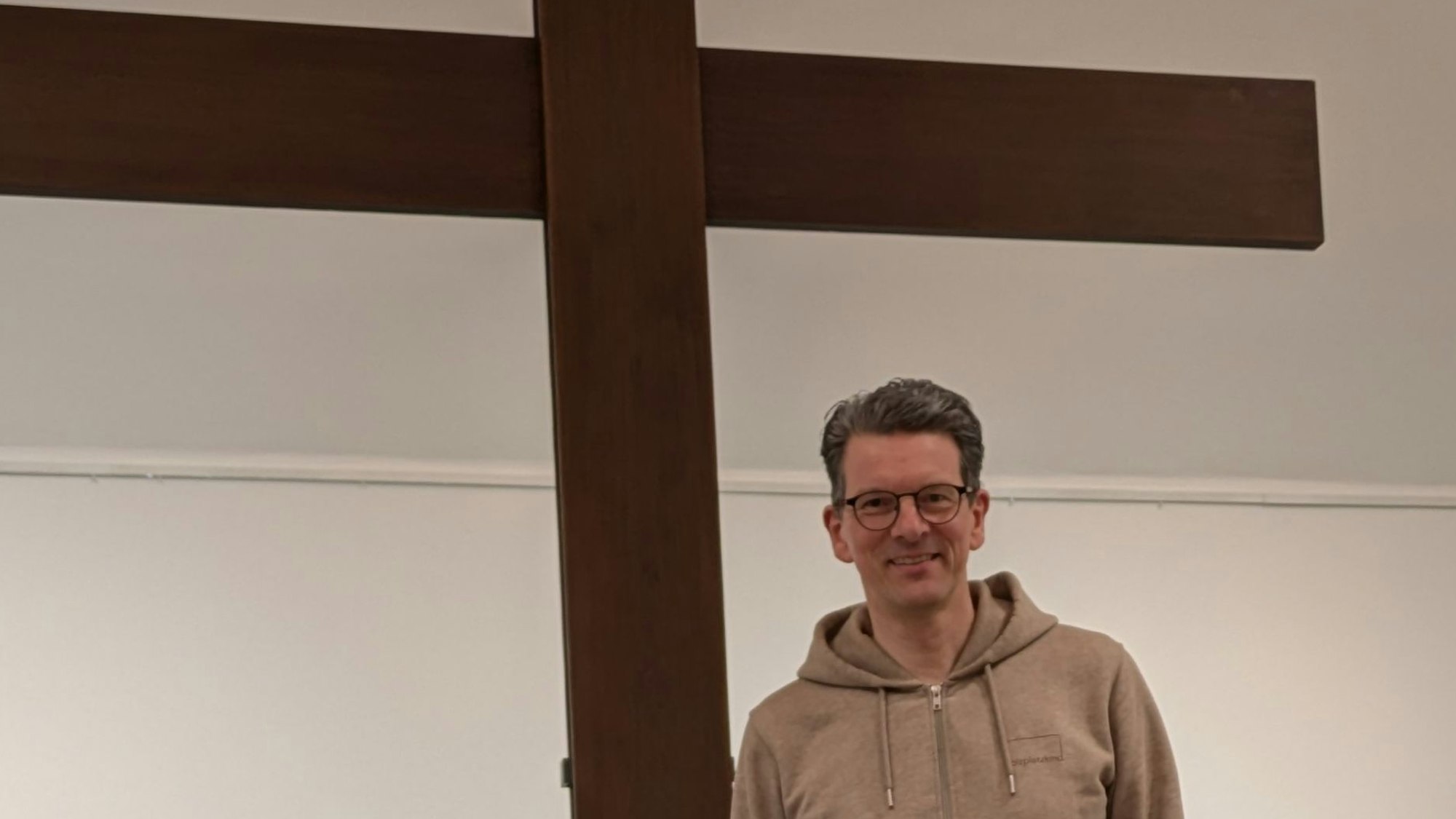 Pfarrer Detlev Prößdorf in der Wiesdorfer Christuskirche.