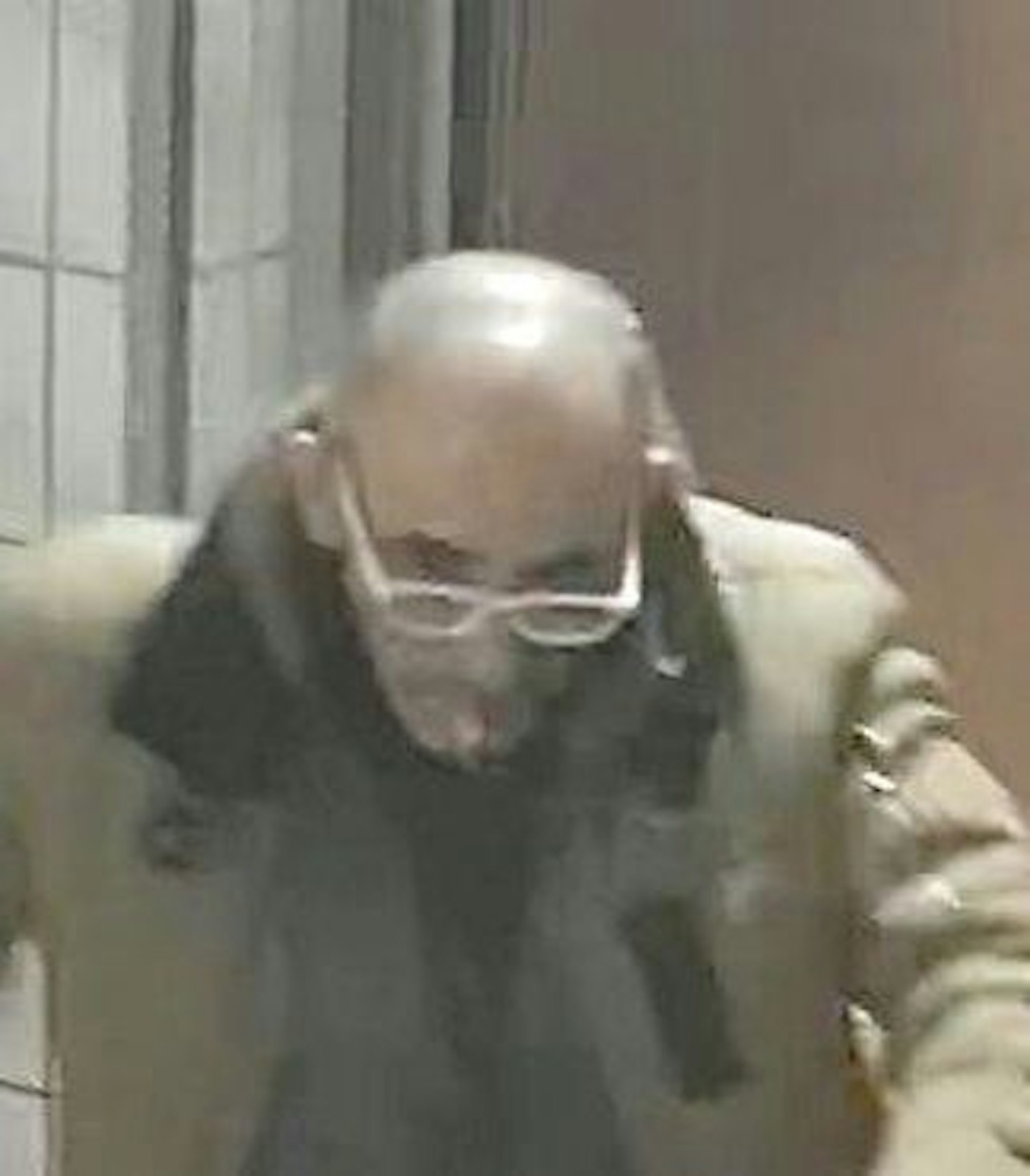 Die Polizei sucht mit Bildern nach einem Verdächtigem, der im November 2024 in Köln-Meschenich die Wohnungstür in einem Hochhaus angezündet haben soll.