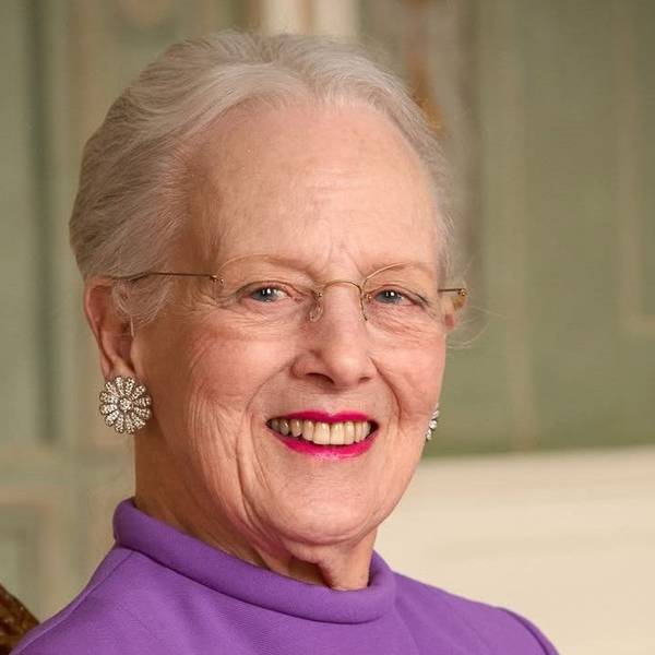 Königin Margrethe lächelt in die Kamera.