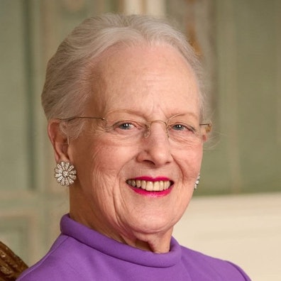 Königin Margrethe lächelt in die Kamera.