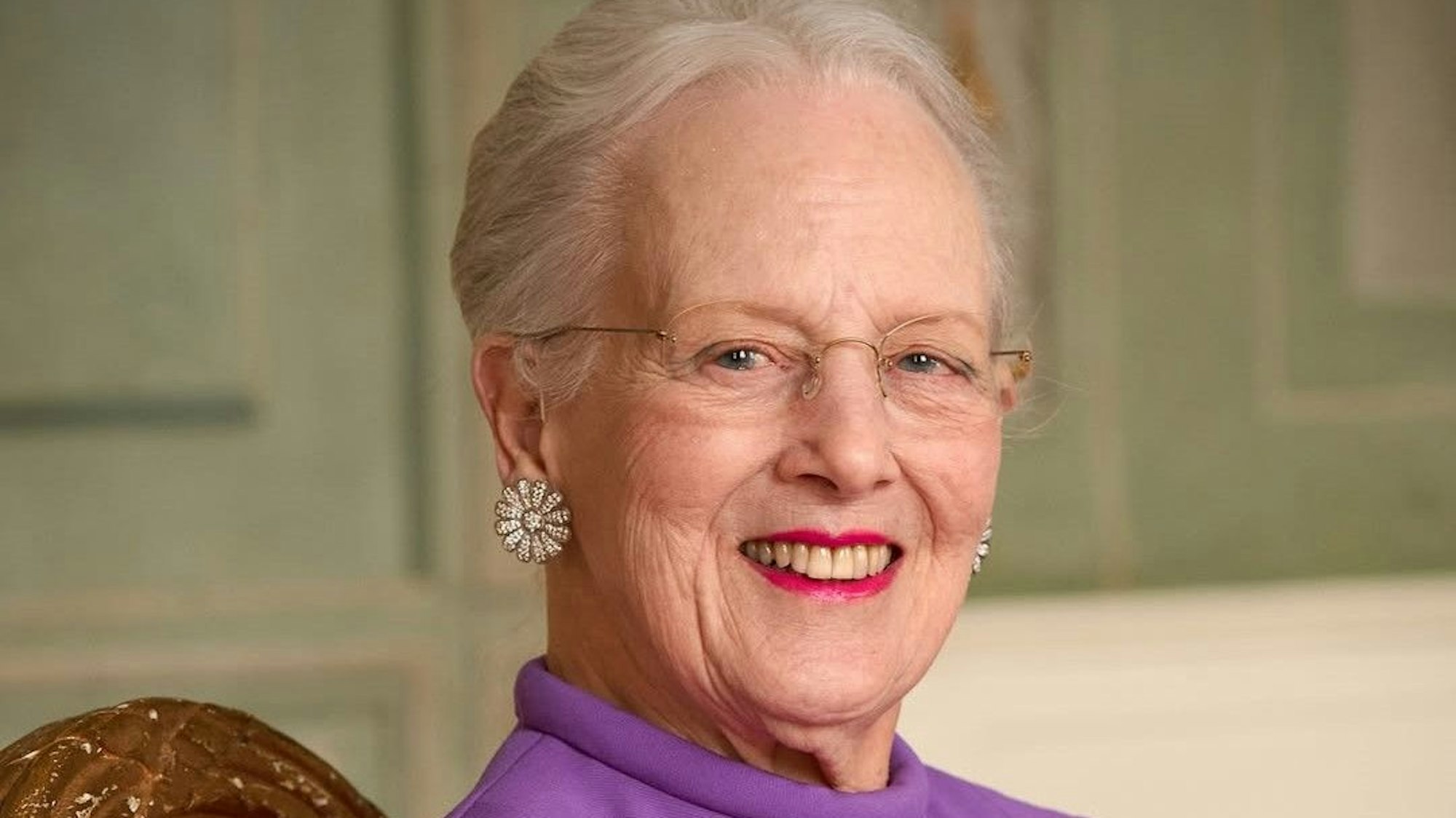 Königin Margrethe lächelt in die Kamera.