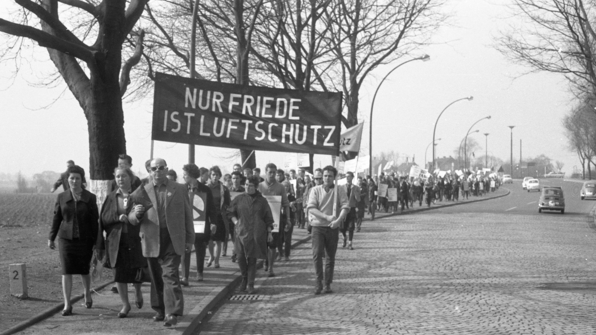 Menschen marschieren 1962 für den Frieden