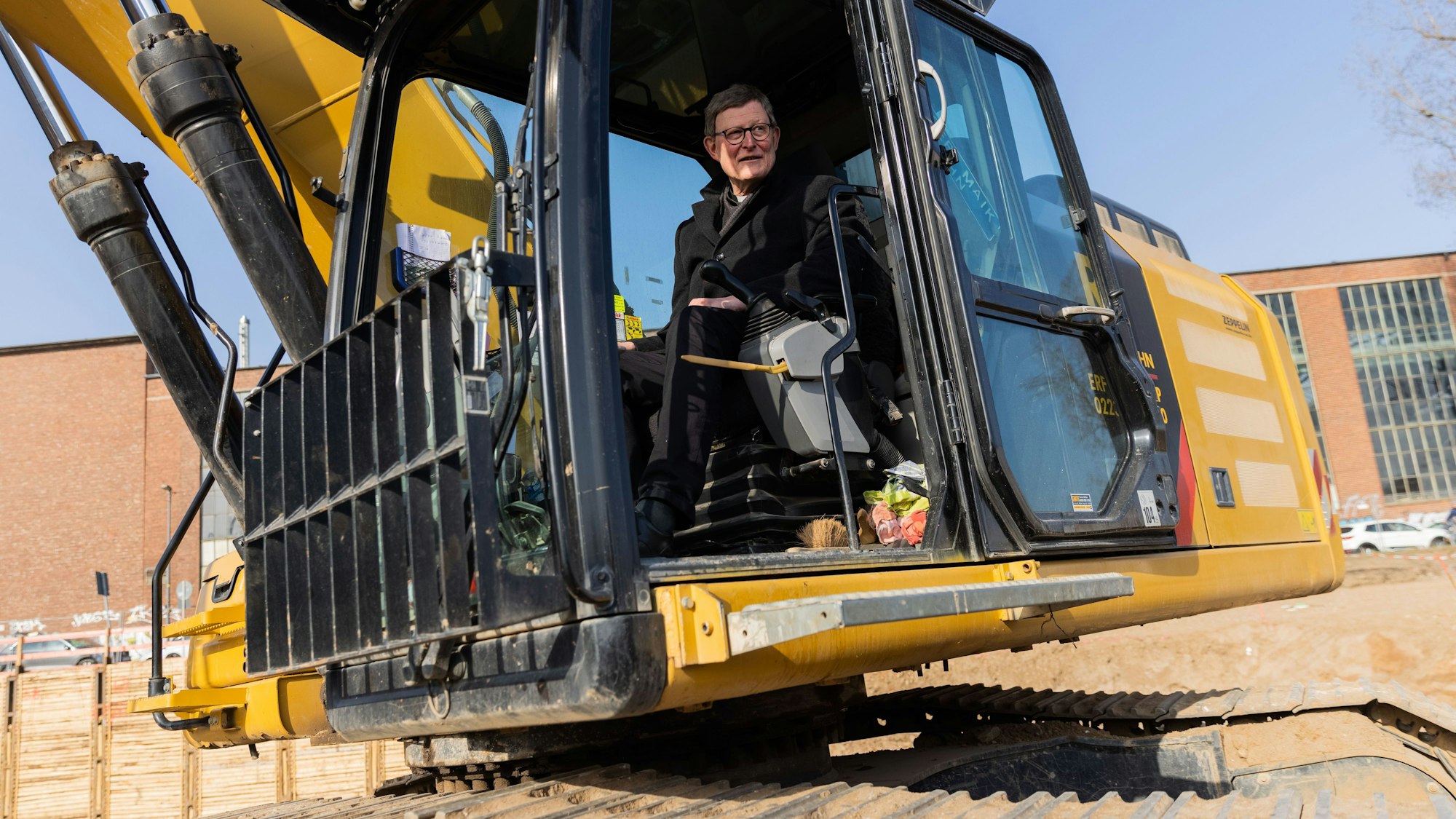 Kardinal Rainer Woelki posiert in einem Kran.