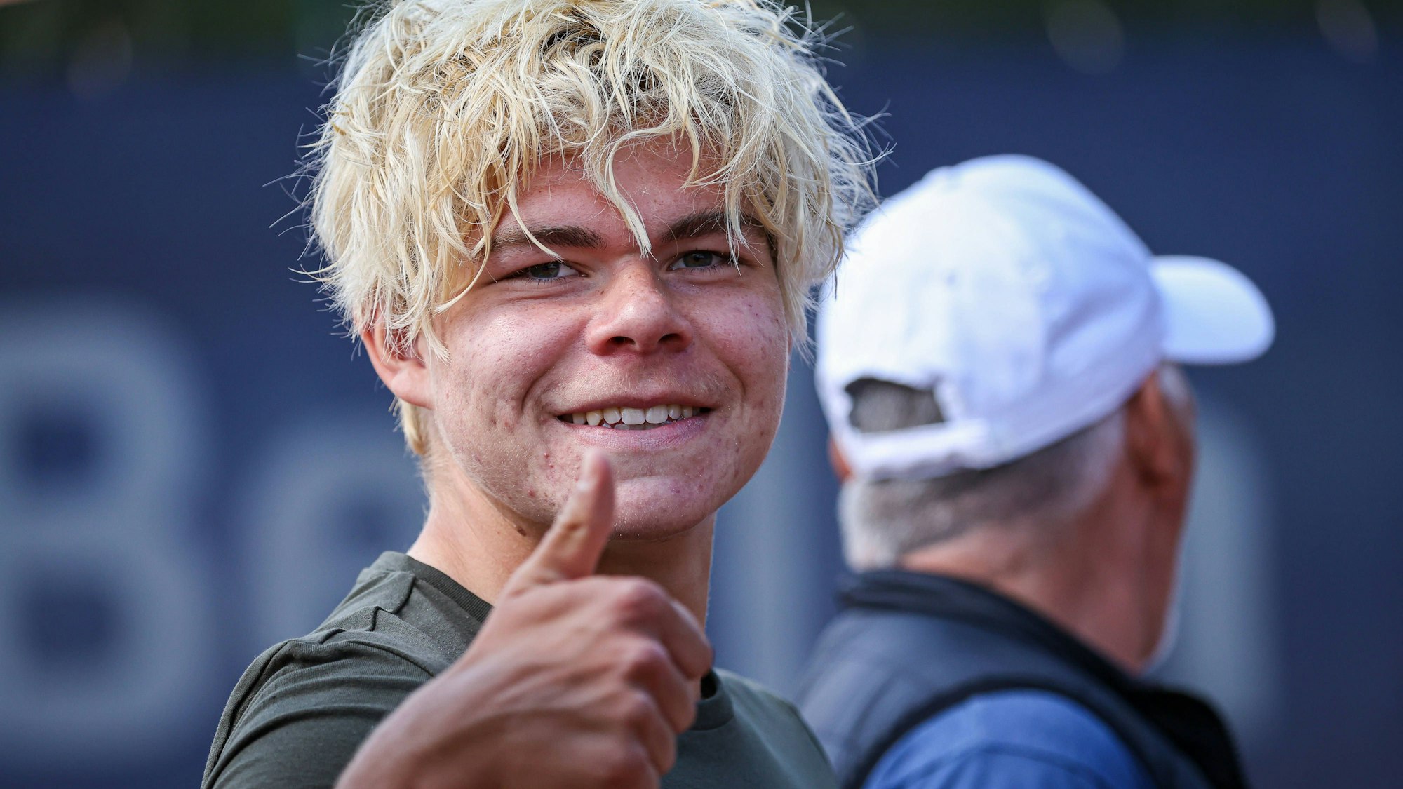 Diego Dedura-Palomero hebt den Daumen.