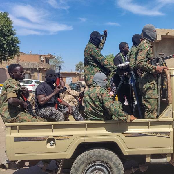 Unterstützer der sudanesischen Armee fahren mit einem Truck in Gedaref im Osten des Sudan im März 2024. (Archivbild)