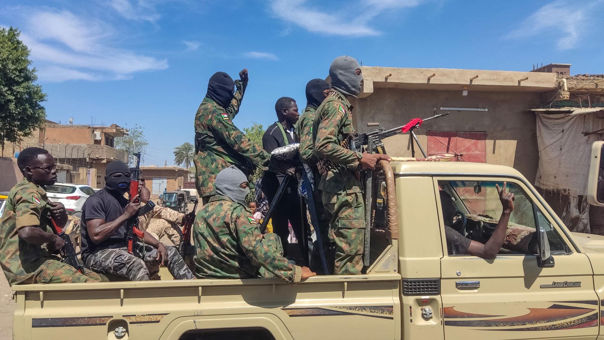 Unterstützer der sudanesischen Armee fahren mit einem Truck in Gedaref im Osten des Sudan im März 2024. (Archivbild)