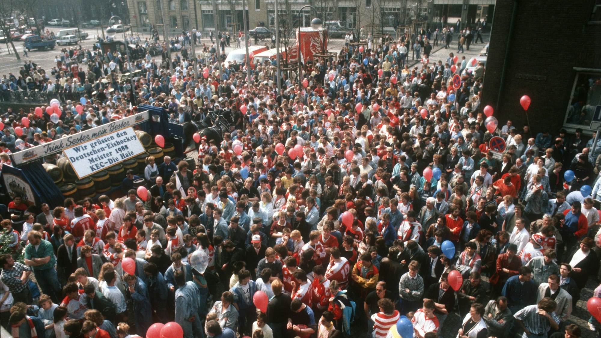 Das Foto zeigt den Empfang der Kölner Haie durch die Fans nach dem Gewinn der Meisterschaft 1988.