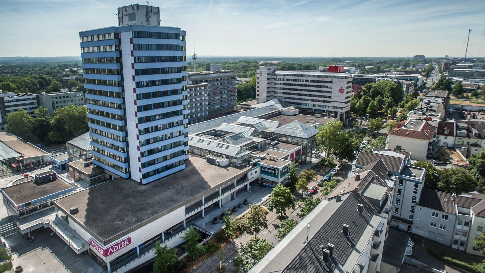 Die City C mit dem Turm, der das Ärztezentrum beherbergt und weiter rechts dem Sitz der Sparkasse vom Turm der Christuskirche aus gesehen.
