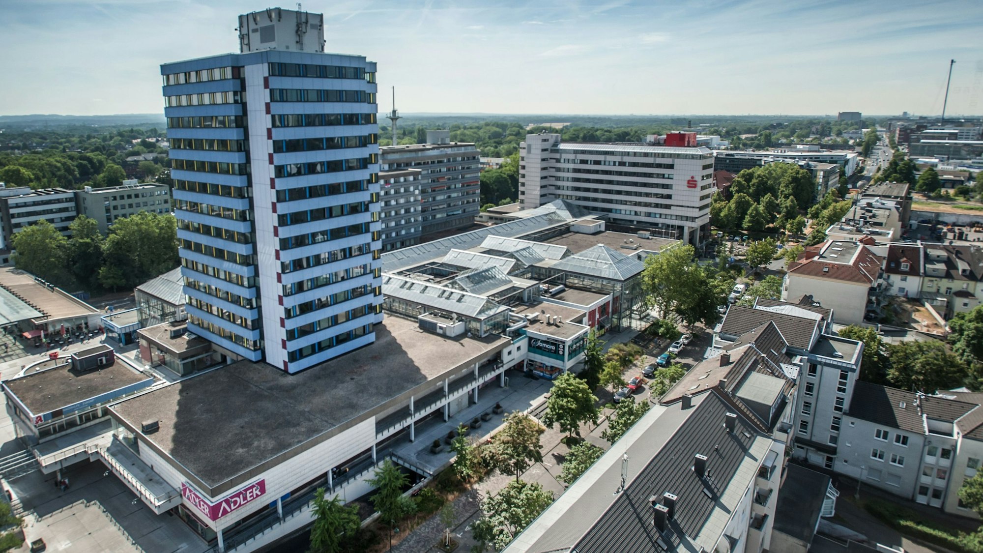 Die City C mit dem Turm, der das Ärztezentrum beherbergt und weiter rechts dem Sitz der Sparkasse vom Turm der Christuskirche aus gesehen.