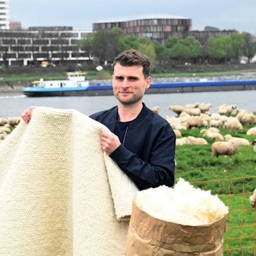 16.04.2025 Köln. Martin Hoffmann hat ein Start-up gegründet und stellt aus der Wolle der Kölner Rheinschafe neue Teppiche her. Foto: Alexander Schwaiger