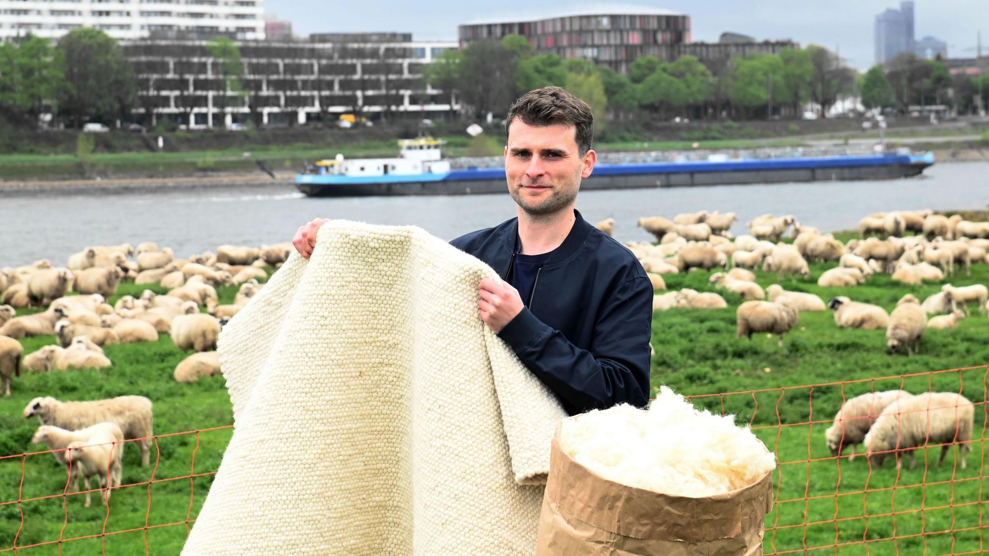 16.04.2025 Köln. Martin Hoffmann hat ein Start-up gegründet und stellt aus der Wolle der Kölner Rheinschafe neue Teppiche her. Foto: Alexander Schwaiger