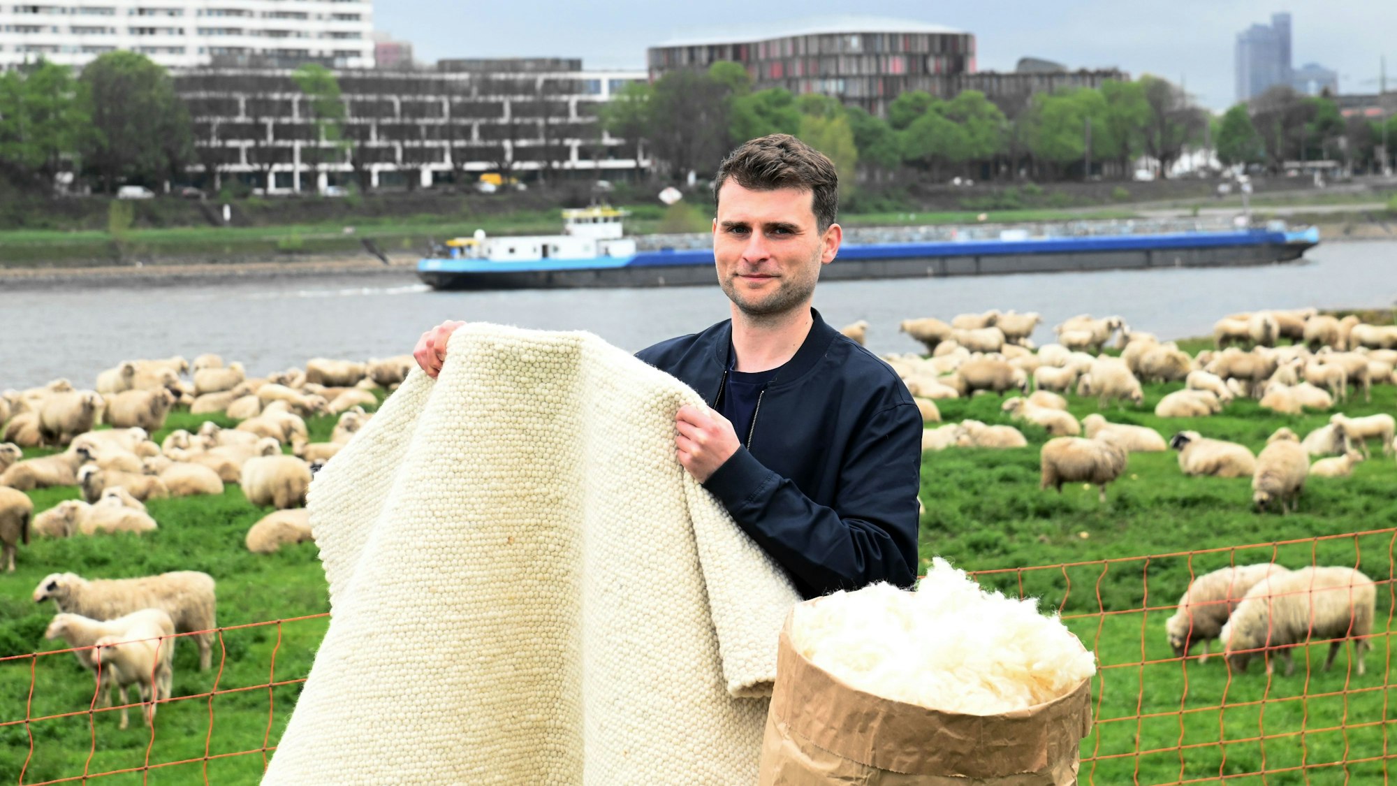 Martin Hoffmann hat ein Start-up gegründet und stellt aus der Wolle der Kölner Rheinschafe neue Teppiche her.