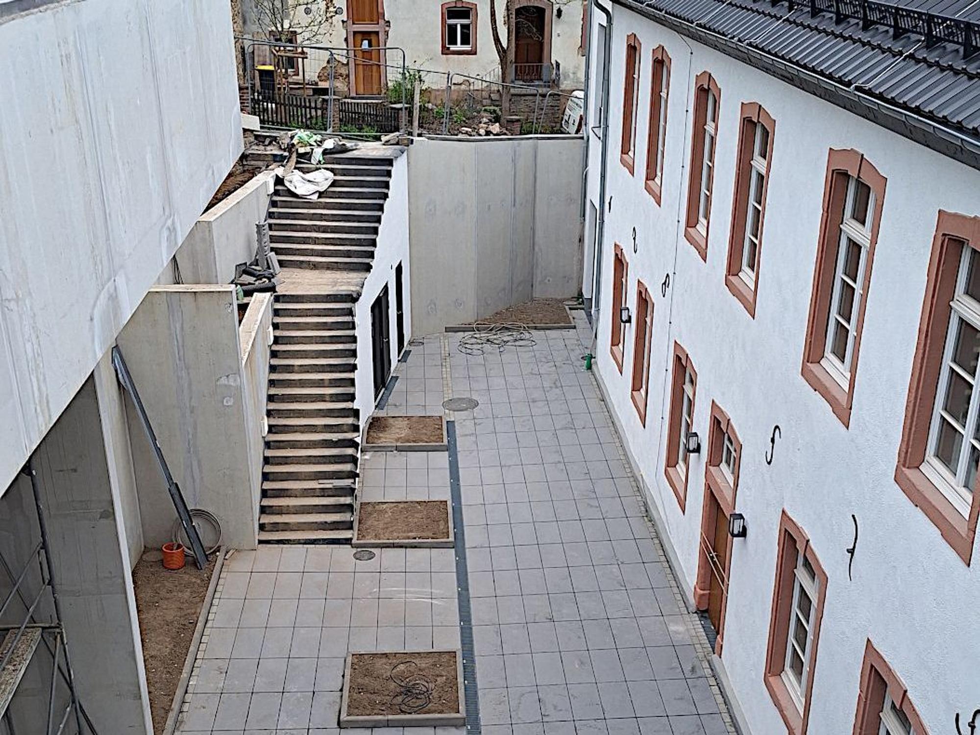 Zwischen zwei Gebäudeteilen des neuen Rathauses von Blankenheim ist ein Innenhof entstanden.