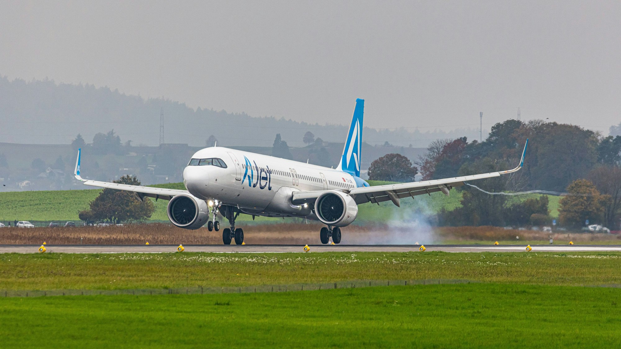 Ein Airbus 321 von Ajet bei der Landung.