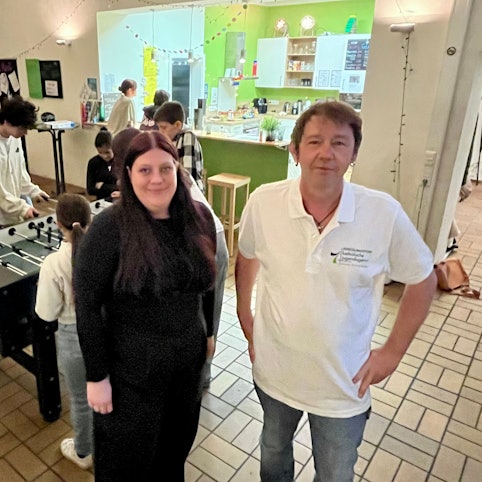 Zwei Erwachsene im Jugendzentrum.