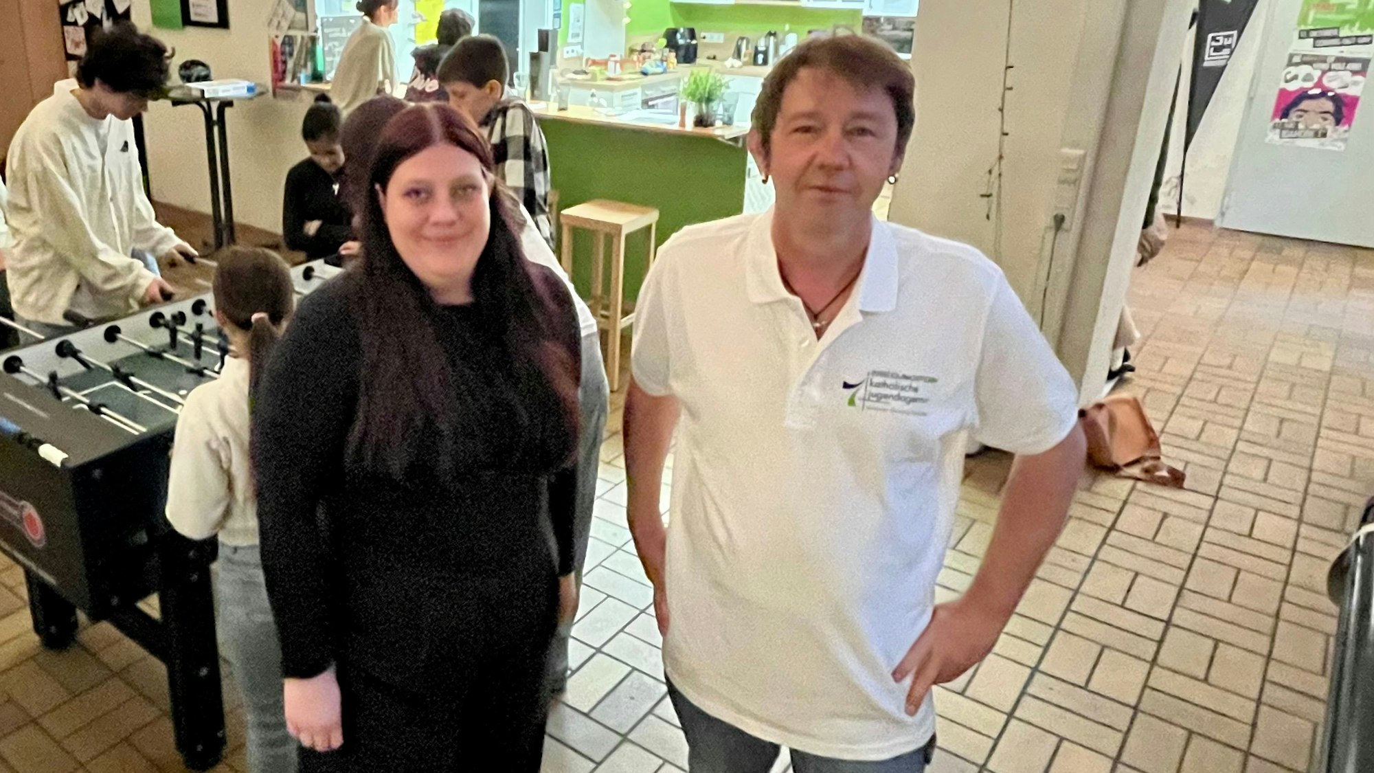 Zwei Erwachsene im Jugendzentrum.