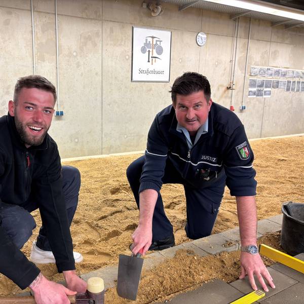 Handwerk im Hafthaus: Häftling Alek (23) mit Projekt-Koordinator Thomas Nyhsen im Ausbildungsbereich für Straßenbauer in der JVA-Werkstatt.