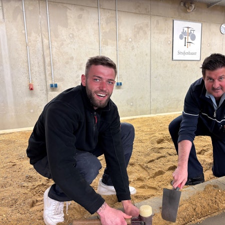 Handwerk im Hafthaus: Häftling Alek (23) mit Projekt-Koordinator Thomas Nyhsen im Ausbildungsbereich für Straßenbauer in der JVA-Werkstatt.