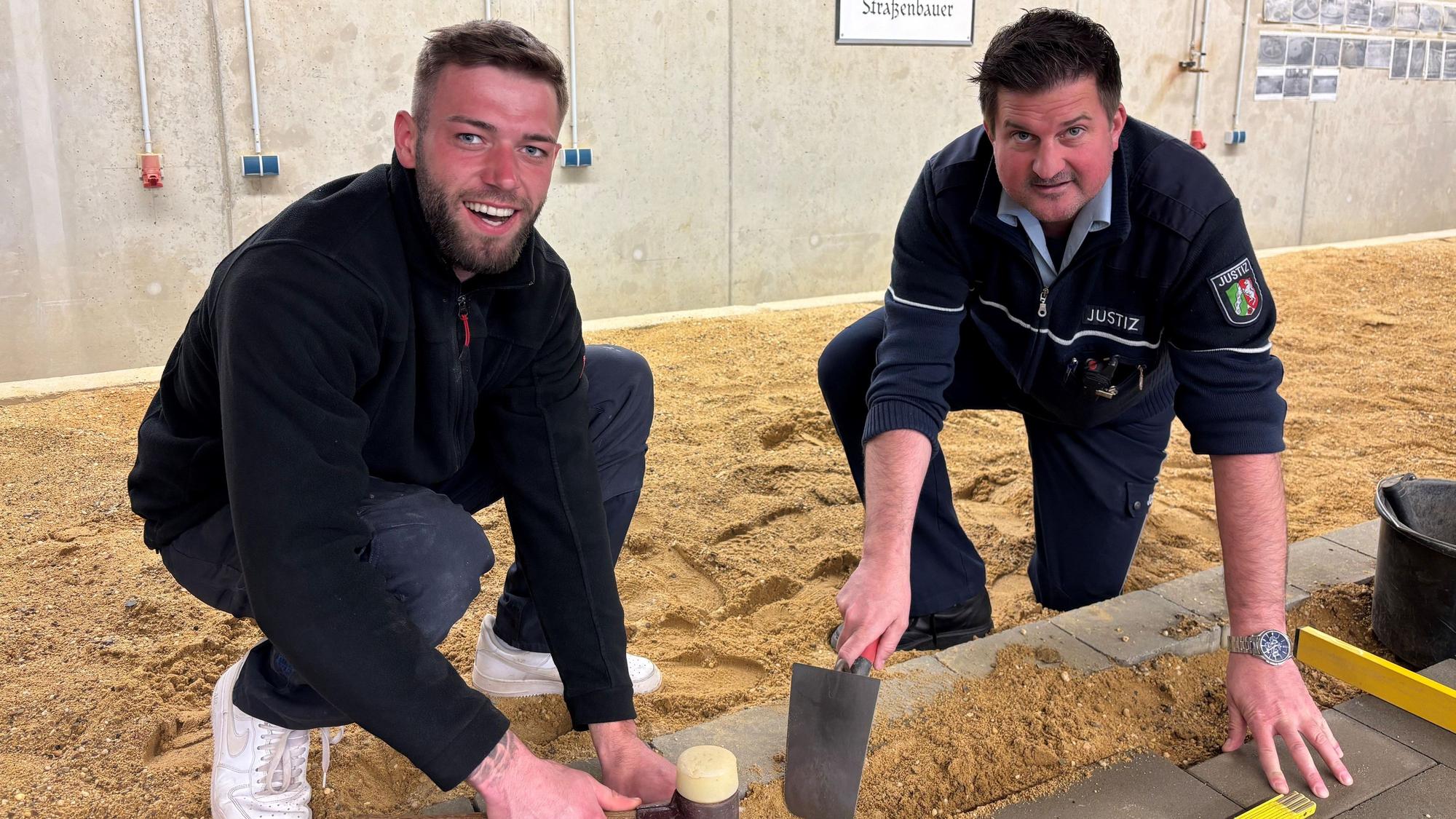 Handwerk im Hafthaus: Häftling Alek (23) mit Projekt-Koordinator Thomas Nyhsen im Ausbildungsbereich für Straßenbauer in der JVA-Werkstatt.