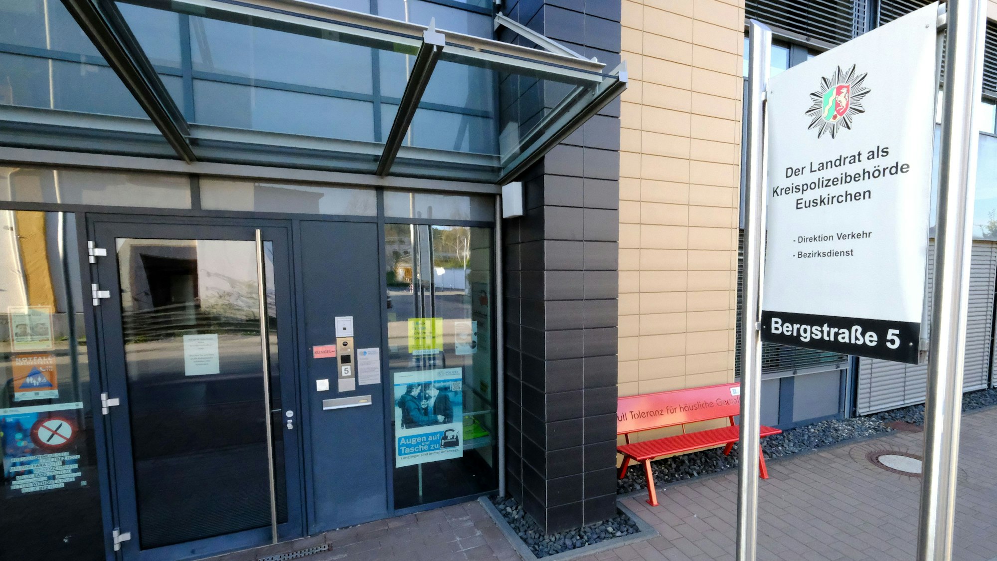 Das Bild zeigt den Eingang der Polizeiwache an der Bergstraße in Mechernich.