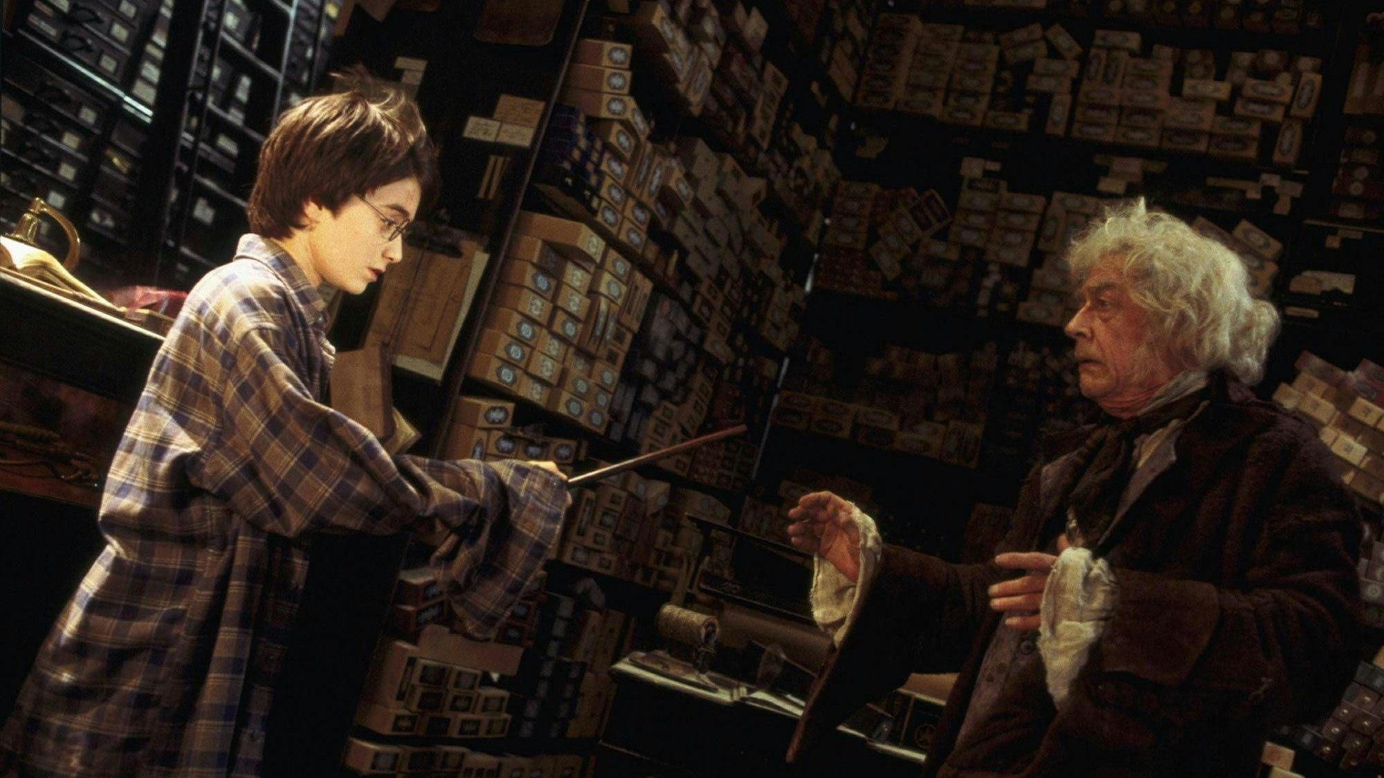 John Hurt als Zauberstabmacher Ollivander mit Daniel Radcliffe in „Harry Potter und der Stein der Weisen“.