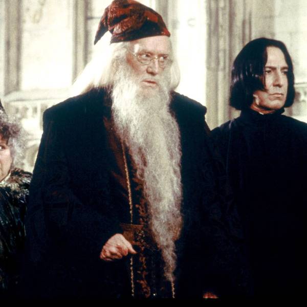 Die Schauspielerinnen und Schauspieler Maggie Smith, Miriam Margolyes, Richard Harris und Alan Rickman in den Rollen von Minerva MacGonagall, Professor Sprout, Albus Dumbledore und Severus Snape in dem Fantasy-Film „Harry Potter und die Kammer des Schreckens“.
