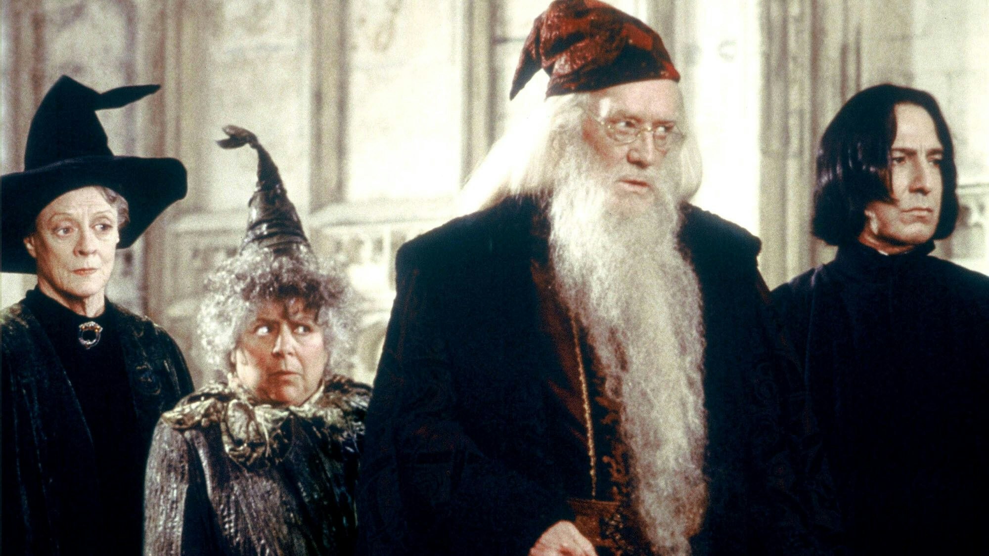 Die Schauspielerinnen und Schauspieler Maggie Smith, Miriam Margolyes, Richard Harris und Alan Rickman in den Rollen von Minerva MacGonagall, Professor Sprout, Albus Dumbledore und Severus Snape in dem Fantasy-Film „Harry Potter und die Kammer des Schreckens“.
