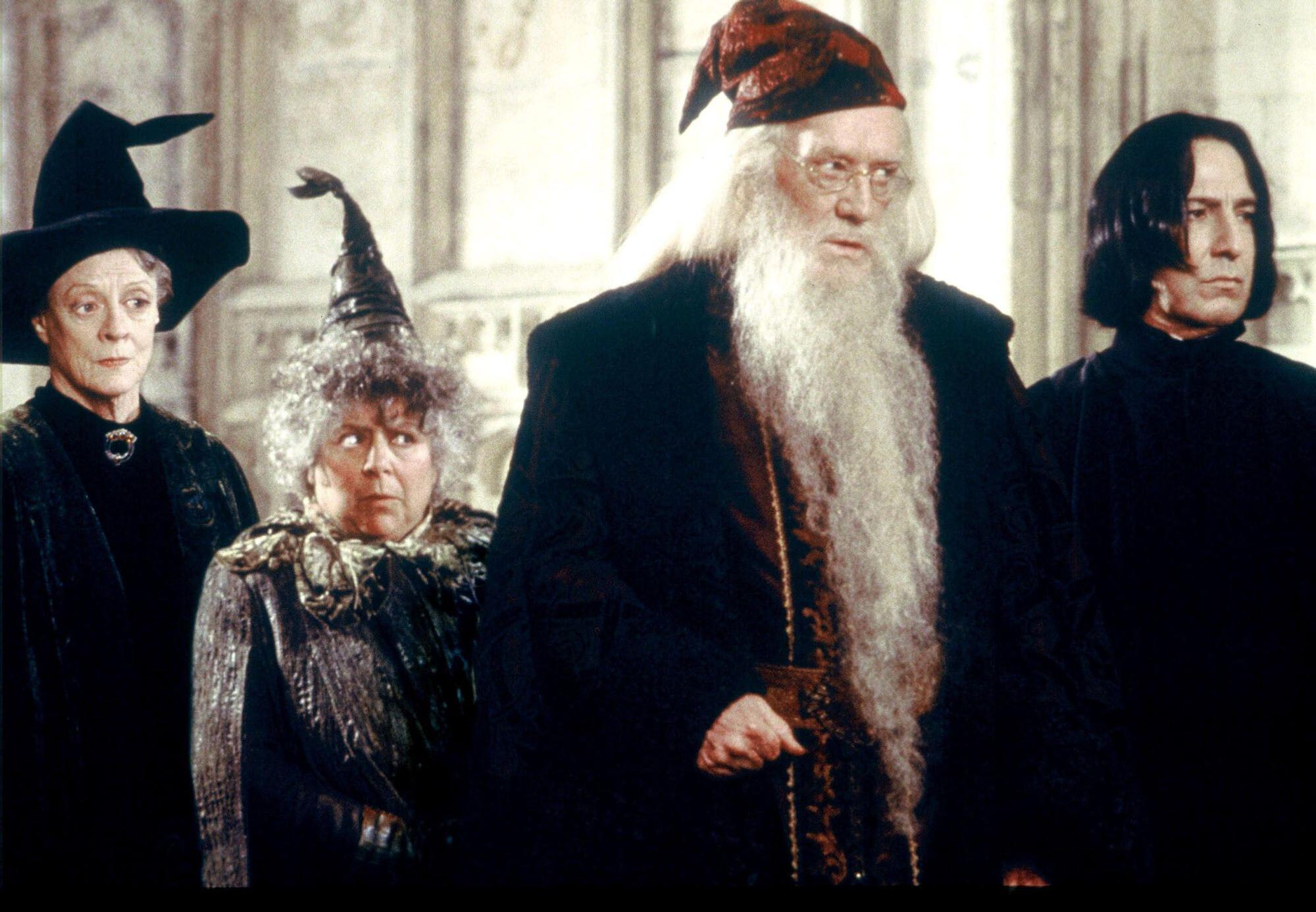 Die Schauspieler Maggie Smith, Miriam Margolyes, Richard Harris und Alan Rickman in den Rollen von Minerva MacGonagall, Professor Sprout, Albus Dumbledore und Severus Snape in dem Fantasy-Film "Harry Potter und die Kammer des Schreckens". (zu dpa: «Britische Schauspielerin Maggie Smith gestorben») +++ dpa-Bildfunk +++