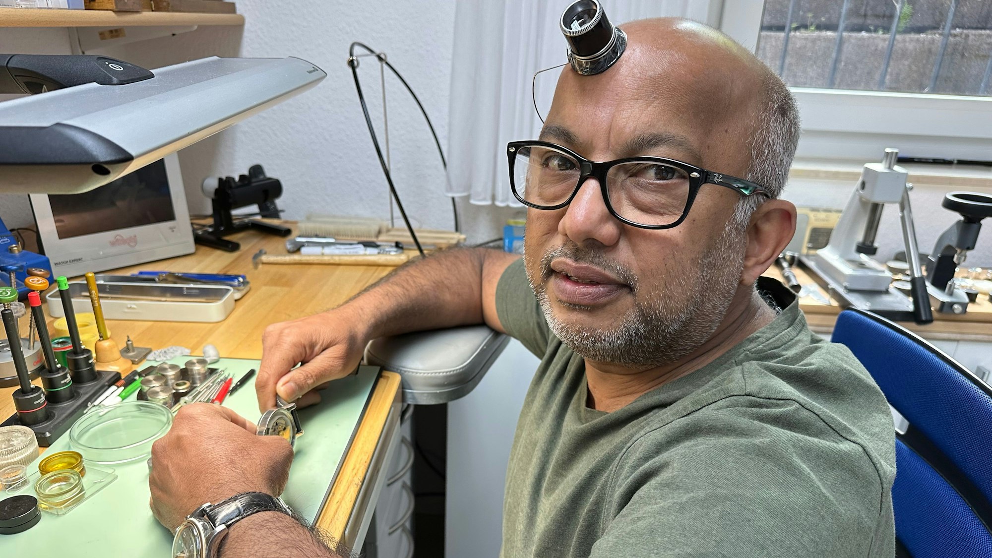 Kailash Chawla repariert fachmännisch alte Uhren, auch Chronografen, wie Armbanduhren von Fachleuten bezeichnet werden.