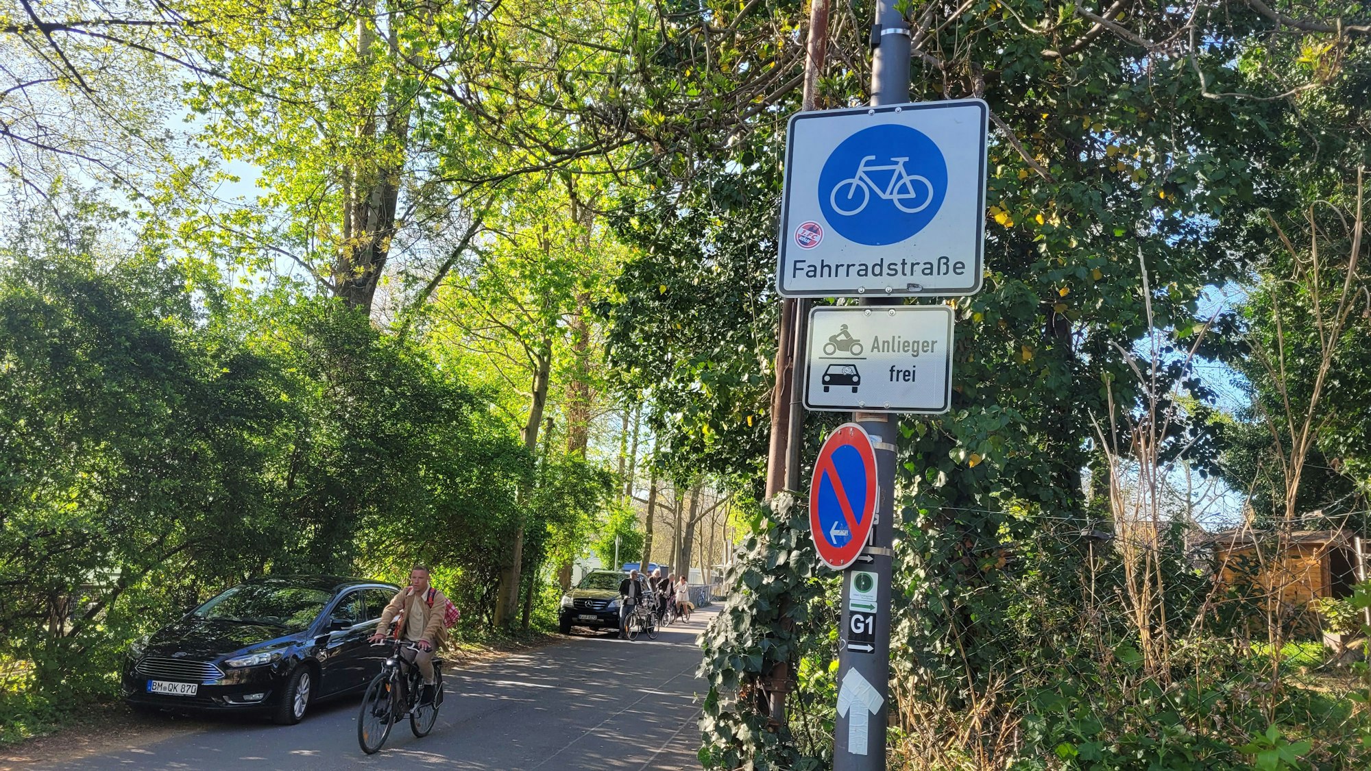 Das Foto zeigt eine Fahrradstraße in Köln-Poll