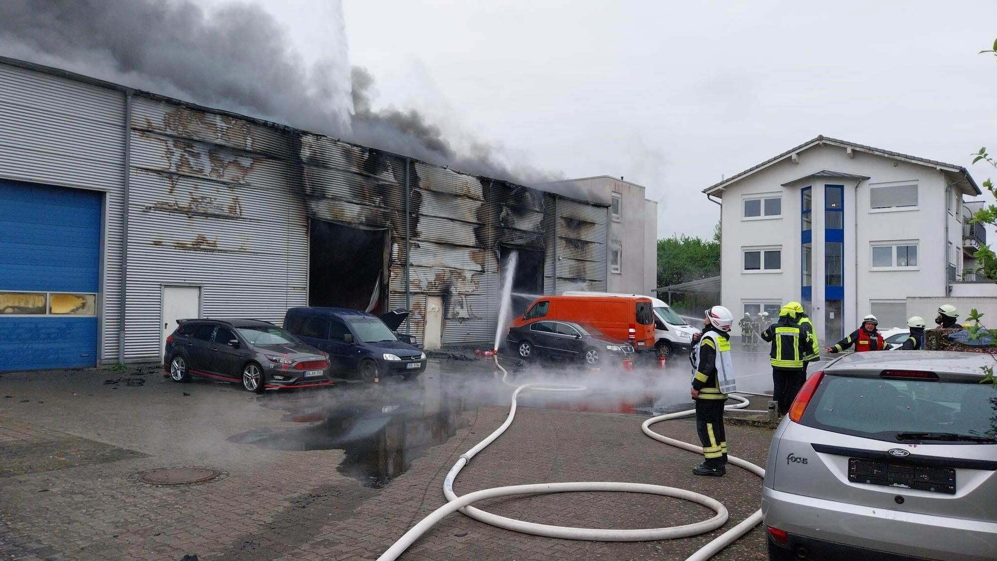 In Niederkassel-Mondorf brennt eine Halle, eine dichte Rauchsäule steht über Niederkassel.