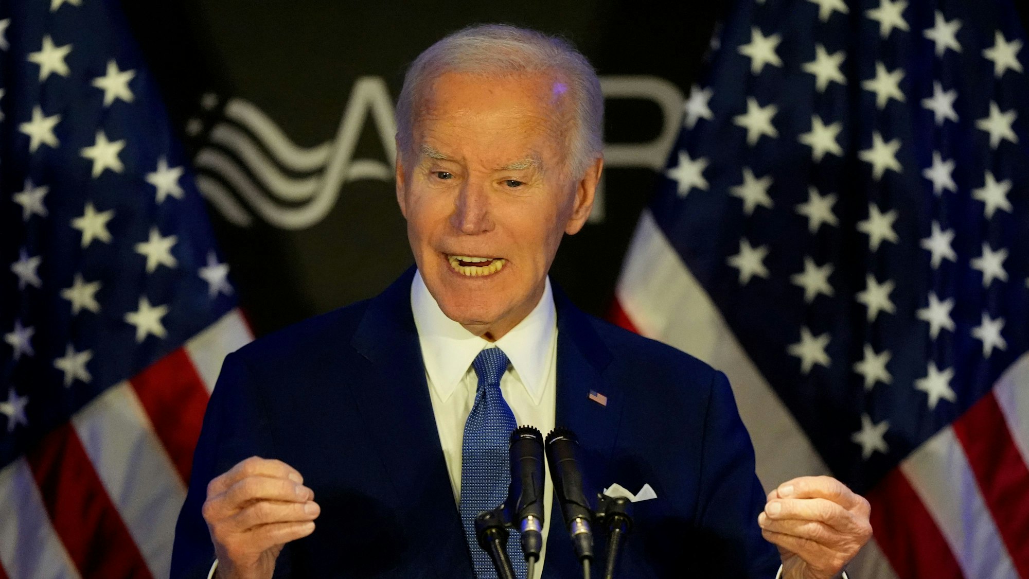 dpatopbilder - 15.04.2025, USA, Chicago: Der ehemalige US-Präsident Joe Biden spricht auf der Konferenz der Organisation Advocates, Counselors, and Representatives for the Disabled (ACRD). Foto: Nam Y. Huh/AP/dpa +++ dpa-Bildfunk +++