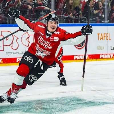 Eishockey Penny-DEL Playoff-Halbfinale Spiel6 Kölner Haie - ERC Ingolstadt am 14.04.2025 in der Lanxess Arena in Köln Justin Schütz Köln - bejubelt seinen entscheidenden Treffer zum 3:2 in der Overtime Gemäß den Vorgaben der DEL Deutsche Eishockey Liga ist die Publikation und Weiterverwertung der Aufnahmen in elektronischen Medien und Endgeräten aller Art während des laufenden Spiels nicht zulässig. *** Ice Hockey Penny DEL Playoff Semi-Final Game6 Kölner Haie ERC Ingolstadt on 14 04 2025 at the Lanxess Arena in Cologne Justin Schütz Köln celebrates his decisive goal for 3 2 in overtime According to the regulations of the DEL German Ice Hockey League, the publication and further utilization of the recordings in electronic media and end devices of all kinds is not permitted during the ongoing game xDMx