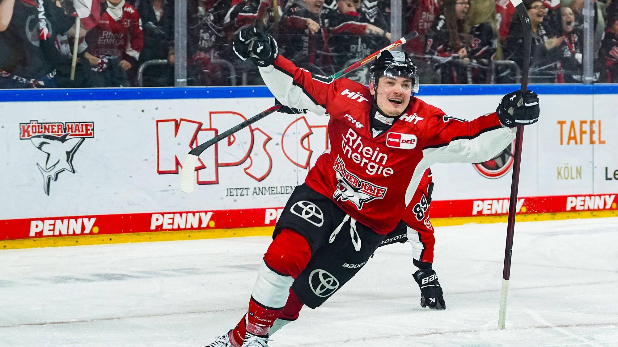 Eishockey Penny-DEL Playoff-Halbfinale Spiel6 Kölner Haie - ERC Ingolstadt am 14.04.2025 in der Lanxess Arena in Köln Justin Schütz Köln - bejubelt seinen entscheidenden Treffer zum 3:2 in der Overtime Gemäß den Vorgaben der DEL Deutsche Eishockey Liga ist die Publikation und Weiterverwertung der Aufnahmen in elektronischen Medien und Endgeräten aller Art während des laufenden Spiels nicht zulässig. *** Ice Hockey Penny DEL Playoff Semi-Final Game6 Kölner Haie ERC Ingolstadt on 14 04 2025 at the Lanxess Arena in Cologne Justin Schütz Köln celebrates his decisive goal for 3 2 in overtime According to the regulations of the DEL German Ice Hockey League, the publication and further utilization of the recordings in electronic media and end devices of all kinds is not permitted during the ongoing game xDMx