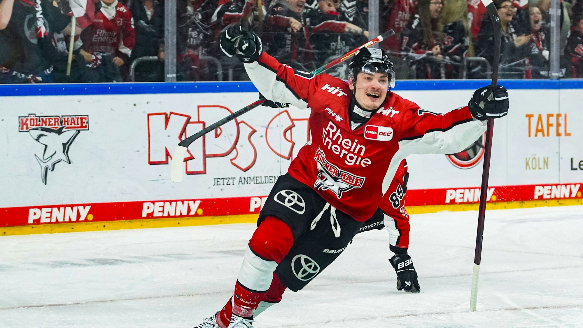 Eishockey Penny-DEL Playoff-Halbfinale Spiel6 Kölner Haie - ERC Ingolstadt am 14.04.2025 in der Lanxess Arena in Köln Justin Schütz Köln - bejubelt seinen entscheidenden Treffer zum 3:2 in der Overtime Gemäß den Vorgaben der DEL Deutsche Eishockey Liga ist die Publikation und Weiterverwertung der Aufnahmen in elektronischen Medien und Endgeräten aller Art während des laufenden Spiels nicht zulässig. *** Ice Hockey Penny DEL Playoff Semi-Final Game6 Kölner Haie ERC Ingolstadt on 14 04 2025 at the Lanxess Arena in Cologne Justin Schütz Köln celebrates his decisive goal for 3 2 in overtime According to the regulations of the DEL German Ice Hockey League, the publication and further utilization of the recordings in electronic media and end devices of all kinds is not permitted during the ongoing game xDMx