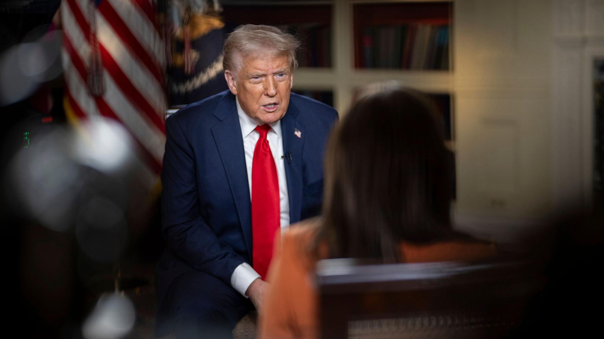 Die vom Weißen Haus zur Verfügung gestellte Aufnahme zeigt US-Präsident Donald Trump während eines Interviews mit Fox Noticias-Moderatorin Rachel Campos-Duffy im Weißen Haus.