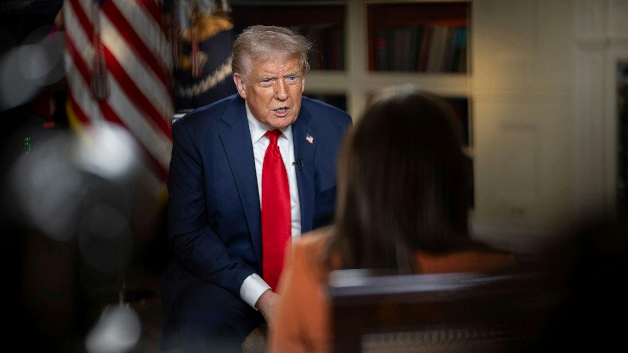 Die vom Weißen Haus zur Verfügung gestellte Aufnahme zeigt US-Präsident Donald Trump während eines Interviews mit Fox Noticias-Moderatorin Rachel Campos-Duffy im Weißen Haus.